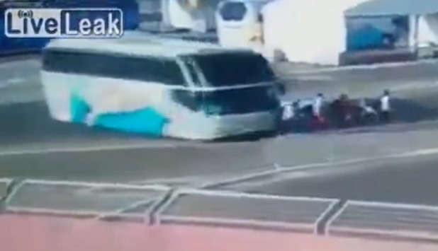 ΣΟΚ : Το λεωφορείο χτυπά τις αθλήτριες στους αγώνες του Μπακού! Ανατριχιαστικό VIDEO
