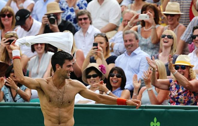 Novak Djokovic: Γδύθηκε στο γήπεδο και οι κοιλιακοί του προκάλεσαν πανικό και ……φιλιά !