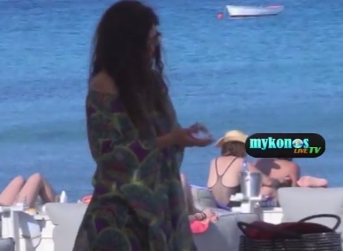 Μύκονος: Η πασίγνωστη ηθοποιός που θάμπωσε τους πάντες με το μπικίνι και το βραδινό της φόρεμα – Δείτε το βίντεο!
