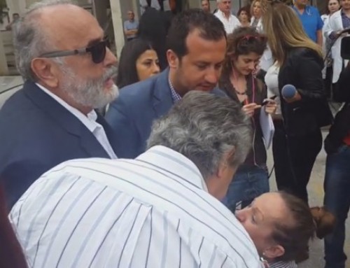 Γονάτισε μπροστά στον Κουρουμπλή η μητέρα της Ραφαέλας – Δάκρυα συγκίνησης για την οδύσσεια του μικρού παιδιού (Βίντεο)!