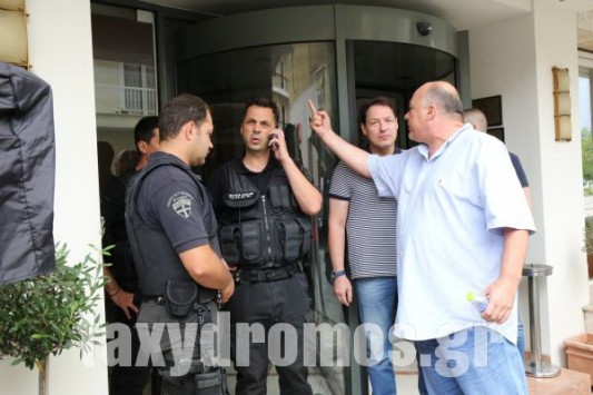 Βόλος: Η στιγμή που ο Μπέος σηκώνει το δάχτυλο στον Γιώργο Παπανδρέου – ”Χασισοπότη που ήρθες εδώ με 10 μαλ…” (Νέα βίντεο)!