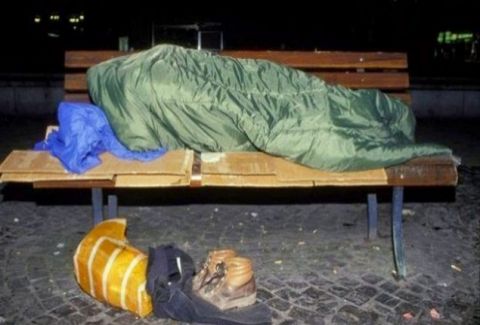 Πάμπλουτος και διάσημος ΚΟΙΜΑΤΑΙ στα ΠΑΓΚΑΚΙΑ!!!! Ποιός είναι???