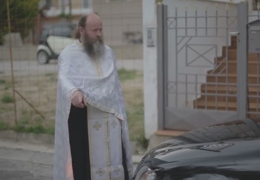 Κρήτη: Ο παπάς έγινε έξαλλος με τη νύφη λίγο πριν το γάμο – Δείτε το σκηνικό στο βίντεο που κάνει θραύση στο youtube!