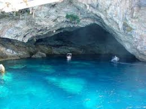 Ιόνιο: Μαύρη νύχτα για την ιστορική σπηλιά του Παπανικολή – Άφωνοι οι πρώτοι τουρίστες που πήγαν για μπάνιο με καϊκάκια (Βίντεο)!