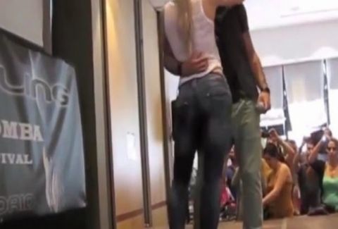 Το κορίτσι δίνει ρεσιτάλ κουνήματος (VIDEO)