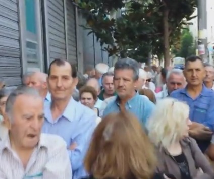 Πάτρα: Λιποθυμίες, ύβρεις και επεισόδια έξω από κλειστές τράπεζες – Το δράμα και τα ξεσπάσματα των συνταξιούχων στην κάμερα (Βίντεο)!