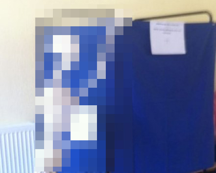 Η πιο ξεκαρδιστική εικόνα σε εκλογικό κέντρο της Πτολεμαϊδας – Οι ψηφοφόροι δεν πίστευαν στα μάτια τους (Φωτό)!