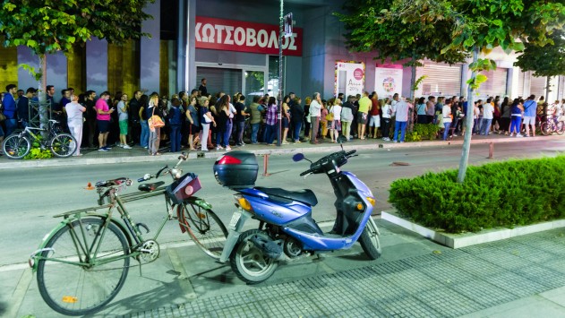 Τον έβλεπαν να πεθαίνει την ώρα που περίμεναν στην ουρά της τράπεζας – Έκανε εμετό και έχασε τις αισθήσεις μπροστά τους!