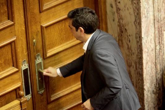 Η Βουλή ψήφισε “ναι”, ο ΣΥΡΙΖΑ έχασε 39 βουλευτές – Πρώτα Eurogroup, μετά ανασχηματισμός – Όλα ανοιχτά για την κυβέρνηση