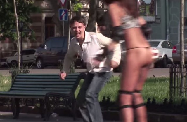 Έκανε πατίνια και είχε ένα μικρό ατυχηματάκι και όλοι ήταν χαρούμενοι! (video)