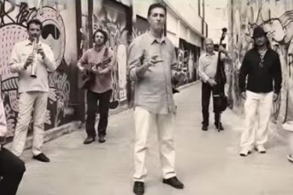 Το ισπανικό τραγούδι με τις ελληνικές λέξεις που έχει σαρώσει στο Internet (VIDEO)