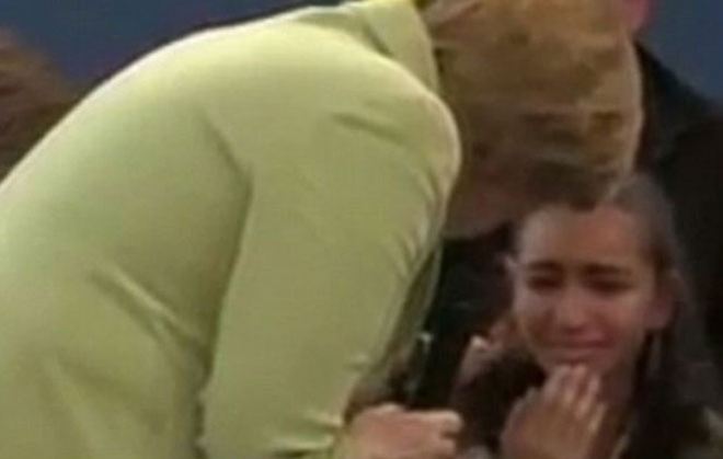 Τι είπε η Μέρκελ σε ανήλικη και έβαλε τα κλάματα;