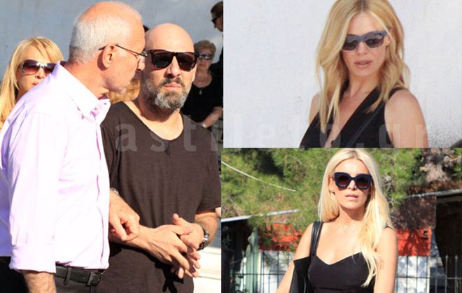Συντετριμμένος ο Μουτσινάς στην κηδεία της μητέρας του- Δίπλα του οι επώνυμοι φίλοι του