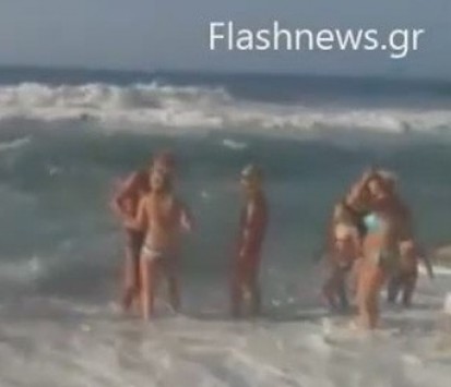 Ρέθυμνο: Η στιγμή που ναυαγοσώστης σώζει από πνιγμό πατέρα και κόρη – Η απίθανη σύμπτωση που αποδείχθηκε σωτήρια (Βίντεο)!