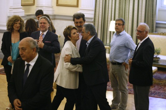 Νέα κυβέρνηση: Ορκωμοσία κονσέρβα – Ο κουρασμένος Τσίπρας, η γόβα της υπουργού και η παρουσία που έκλεψε τα βλέμματα