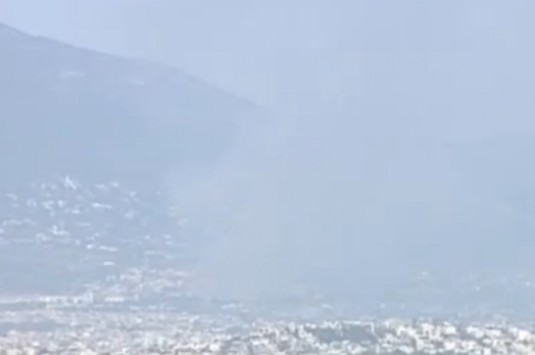 Φωτιά στους πρόποδες της Πάρνηθας – Καίει κοντά σε σπίτια στο Μενίδι