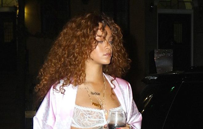 Rihanna: Κυκλοφορεί στους δρόμους με στηθόδεσμο και παντόφλες!