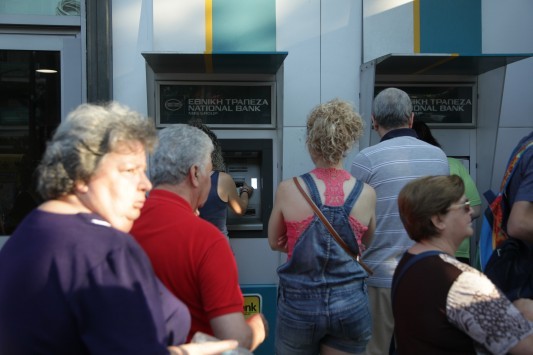 Τι αλλάζει στις αναλήψεις από τις τράπεζες – Πόσα χρήματα και πώς θα τα παίρνετε από τα ΑΤΜ