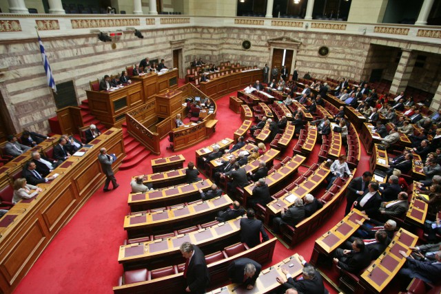 EΠΕΙΣΟΔΙΟ στη Βουλή!! Κόντεψαν να ΠΙΑΣΤΟΥΝ ΣΤΑ ΧΕΡΙΑ Άδωνις-Κάτανας!!!! (PHOTO)