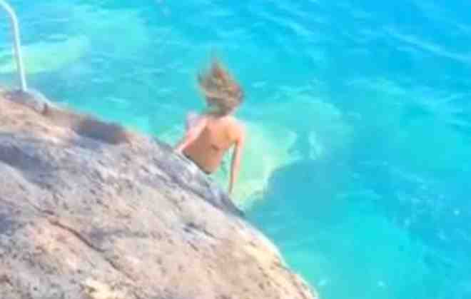 Σοκάρει το βίντεο της παραλίγο μοιραίας βουτιάς ηθοποιού: Γλίστρησε και έπεσε από τα βράχια