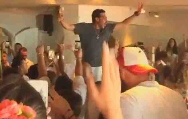 Το ξέφρενο γλέντι πάνω στις μπάρες της Μυκόνου του διάσημου τραγουδιστή Lionel Richie (βίντεο)