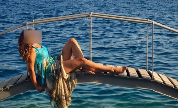 Ποια κυρία της ενημέρωσης ξάπλωσε στο γεφυράκι πάνω από τη θάλασσα;