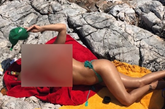 Ελληνίδα ηθοποιός σκαρφάλωσε ημίγυμνη στα βράχια!