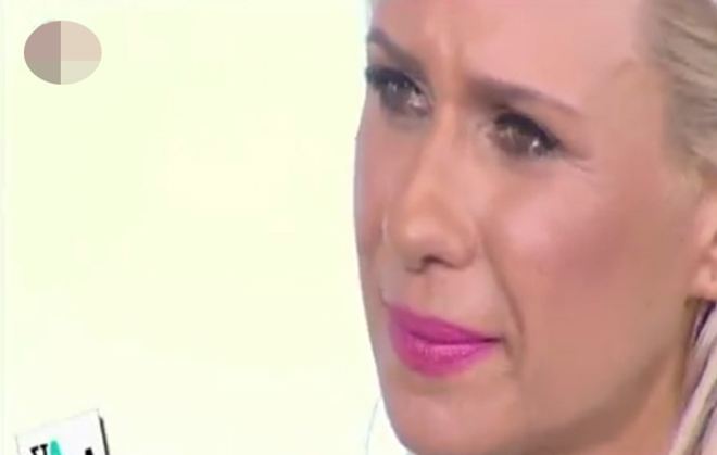 Συγκινημένη η Καραβάτου στην τελευταία εκπομπή της χρονιάς! (Βίντεο)