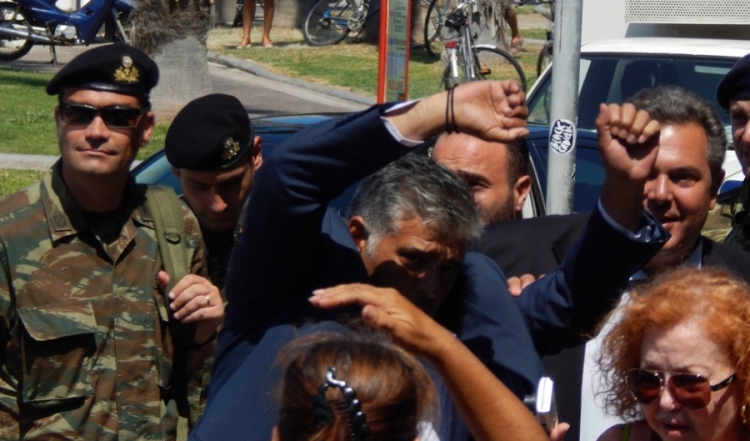 Οργή λαού κατά την άφιξη Καμμένου στην Κω. Τον υποδέχθηκαν με αυγά & μπουκάλια.ΦΩΤΟ & ΒΙΝΤΕΟ