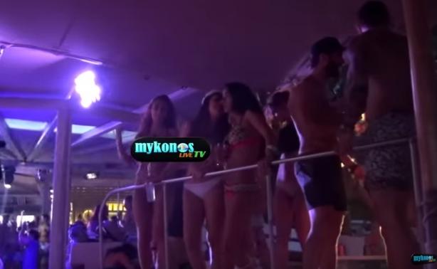 Γυρίσματα με προκλητικές κούκλες έτοιμες για όλα στο Super Paradise!