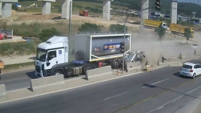 ΣΟΚ! Φορτηγό κομματιάζει αυτοκίνητο με 7 επιβάτες , αλλά ευτυχώς ……….. (ΒΙΝΤΕΟ)