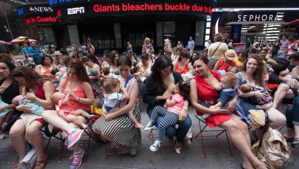 Γέμισε με θηλάζουσες μητέρες η Times Square της Ν. Υόρκης (φωτογραφίες)