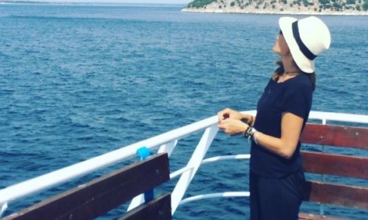 Η Βανδή ταΐζει γλάρους με… τρόμο – ΒΙΝΤΕΟ