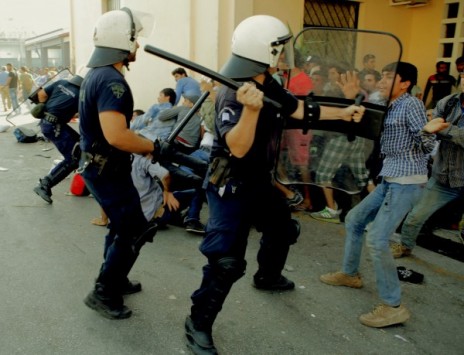 Μυτιλήνη: Ξύλο, φωτιές και τραυματισμοί – Μάχες μεταναστών αστυνομικών και φόβοι για λεηλασίες!