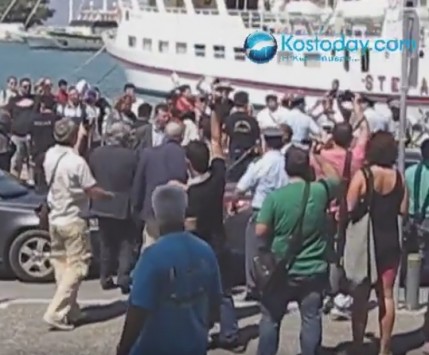 Κως: Επίθεση με αυγά και ντομάτες κατά Αβραμόπουλου και Τίμερμανς – Το βίντεο του νέου επεισοδίου!