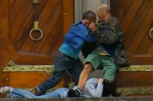 Συγκλονιστικό : Άνδρας θυσιάζεται για να σώσει γυναίκα από τα χέρια βαρυποινίτη!