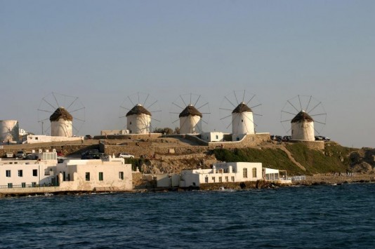 Αίμα σε γνωστό beach bar της Μυκόνου – Χαροπαλεύει 31χρονος – Η εμπλοκή πασίγνωστου πυγμάχου