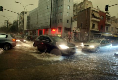 ΚΑΚΟΚΑΙΡΙΑ σε όλη την Ελλάδα… Πλημμυρισμένα σπίτια – Σοβαρά προβλήματα στους δρόμους!!!
