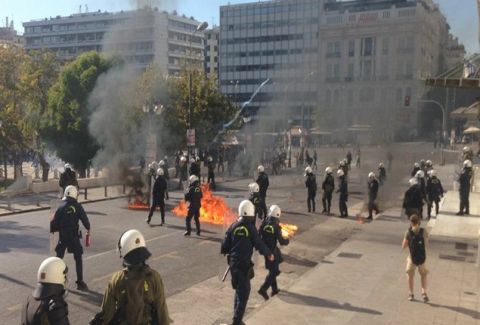 ΕΠΕΙΣΟΔΙΑ ΤΩΡΑ στο κέντρο της Αθήνας!!! Πόλεμος μεταξύ αντιεξουσιαστών – αστυνομικών με μολότοφ και δακρυγόνα! (PHOTOS + VIDEO)