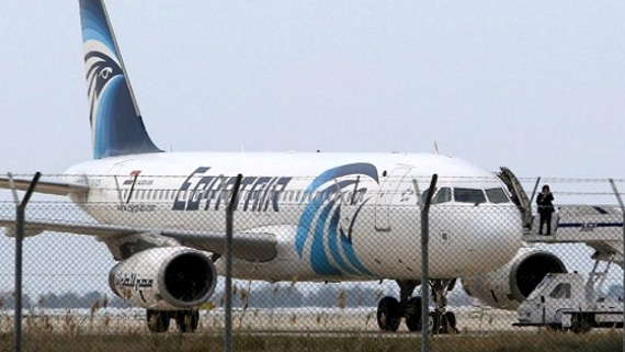 Συντετριμμένη η γυναίκα που βοήθησε γονείς με 5 παιδιά να μπουν στη μοιραία πτήση της EgyptAir!!!