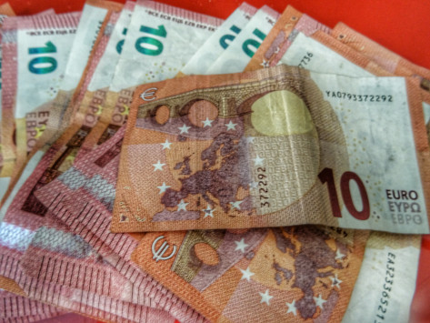 Κοινωνικό Εισόδημα Αλληλεγγύης: 200 ως 500 ευρώ το μήνα σε 700.000 άτομα – Ποιοι δικαιούνται τα χρήματα
