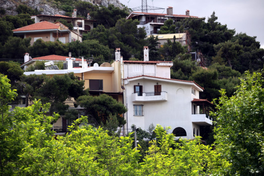 Νέο χαράτσι στα ακίνητα – Τουλάχιστον 400 ευρώ για κάθε ιδιοκτήτη! Πληρώνουν ΟΛΟΙ!