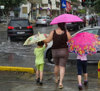 Καιρός: Πάρτε ομπρέλα και … ζακέτα
