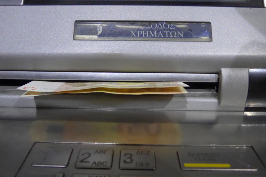 Κατασχέσεις καταθέσεων για χρέη – 500.000 οφειλέτες στο στόχαστρο – Ποιοι θα δουν τους λογαριασμούς τους στην τράπεζα να αδειάζουν