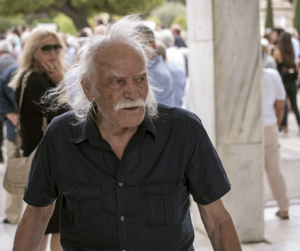 Το συγκλονιστικό αφιέρωμα των Financial Times στον Μανώλη Γλέζο – Ζητά στάση πληρωμών