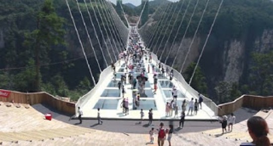 Ο εφιάλτης των υψοφοβικών – η μεγαλύτερη γυάλινη γέφυρα στον κόσμο