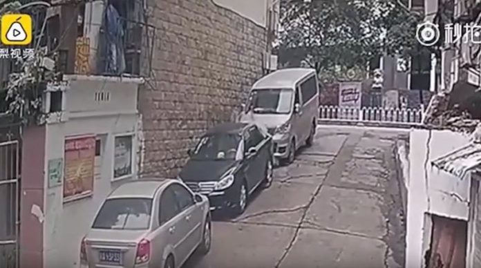 Βίντεο-σοκ: Νύφη πέφτει με το νυφικό της πάνω σε αυτοκίνητο | Video