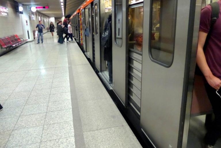 Ανασύρθηκε νεκρός ο Άνδρας που έπεσε στις ράγες του Μετρό στο Πανεπιστήμιο – Διακοπή των δρομολογίων