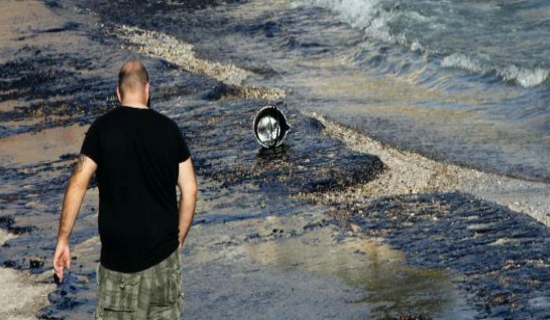 Eικόνες-σοκ στον Σαρωνικό από τη διαρροή μαζούτ -Μεγάλη περιβαλλοντική και οικονομική ζημιά