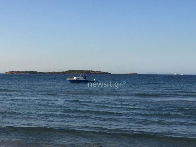Απέραντο «μαύρο» η παραλιακή – Έως τη Βούλα κομμάτια από την πετρελαιοκηλίδα!